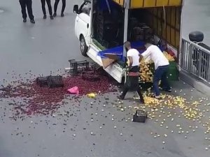 Arabası Bağlanan Seyyar Satıcı, Polise Kızıp Meyvelerini Yere Saçtı