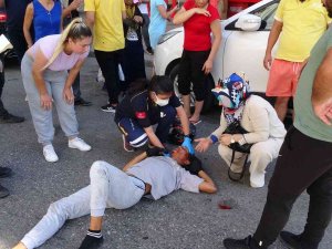 Çarpmanın Şiddetiyle Parçalanan Motosiklet Sürücüsü Kask Sayesinde Hayata Tutundu