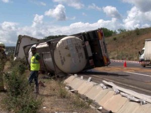 Sarıyer’de Tanker Yola Devrildi: Şoför Ağır Yaralandı