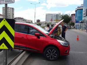 Pendik’te Fren Yerine Gaza Basan Sürücü Durakta Bekleyen Yayaya Çarptı