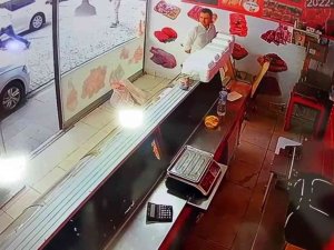 Zeytinburnu’nda Yolda Yürüyen Kadın Kör Kurşunun Hedefi Oldu, O Anlar Kamerada