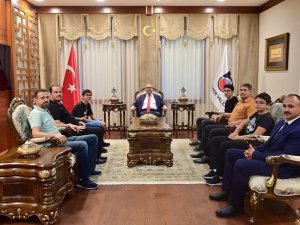 Vali Ali İ̇hsan Su Lgs’de Derece Yapan Öğrencileri Kabul Etti