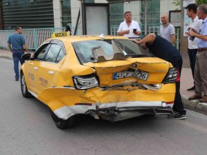 Frenleri Tutmayan Otomobil Ticari Taksiye Çarptı: 3 Yaralı