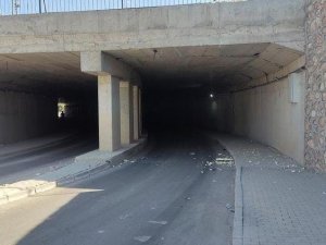Elazığ’da Kamyon Alt Geçide Çarptı