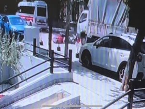 Elektrikli Bisiklet Sürücüsü Kamyonun Altında Böyle Kaldı