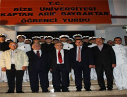 Yaptırdığı yurtta öğrencilerle buluştu