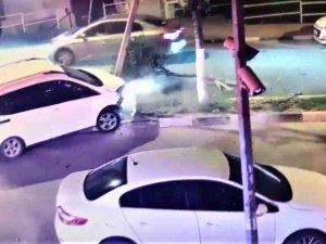 İ̇ki Kişinin Yaralandığı Kaza Anı Güvenlik Kamerasına Yansıdı