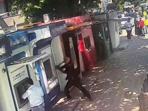 3’üncü Kez Atm’leri Çekiçle Paramparça Etti