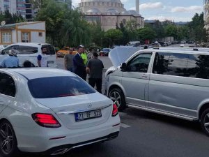 Vali, Aracı Yanan Vatandaşın İmdadına Yetişti