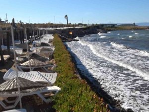 Ayvalık’ta Şiddetli Poyraz Zaman Zaman Fırtına Şeklinde Etkili Oluyor