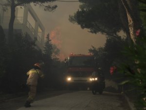 Atina’da Korkutan Orman Yangın: Bölge Sakinleri Tahliye Edildi