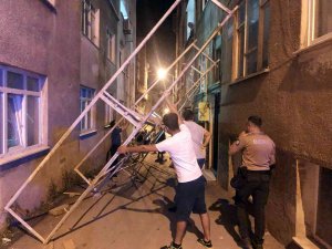 Kamyonetin Çarptığı İskele Karşı Apartmana Devrildi