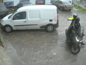 İ̇stanbul’da Oto Tamircisine Silahlı Saldırı Kamerada: Motosikletle Gelip Kurşun Yağdırdılar