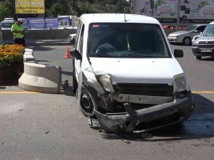 Otomobiller Kafa Kafaya Çarpıştı: 2 Yaralı