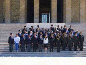 Kktc Büyükelçiliği Çalışanları Barış Ve Özgürlük Bayramı’nın 48’inci Yılında Anıtkabir’de