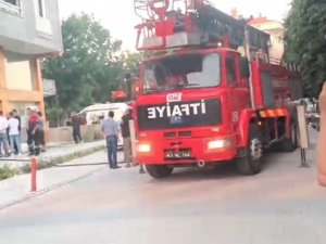 Apartman Yangınında Dumandan Etkilenen 5 Kişi İtfaiye Tarafından Kurtarıldı