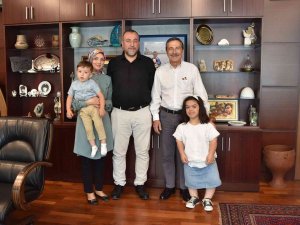 Tepebaşı Belediye Başkanı Dt. Ahmet Ataç başarılı sporcular ile bir araya gelmeye devam ediyor