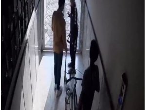 Apartmanlara Girip Eşya Çalan Çocuk Hırsızlar Kamerada