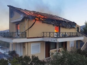 Atina’daki Orman Yangını İkinci Gününde Devam Ediyor