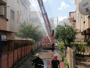 Tadilatı Yapılan Çatı Bir Anda Alevlere Teslim Oldu