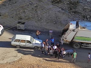 Otomobil Çöp Kamyonuna Çarptı: 1 Yaralı