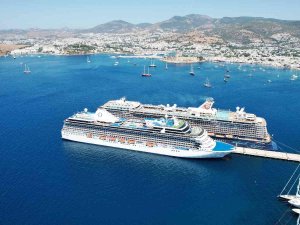 Bodrum’a 2 Dev Gemi Birden Geldi