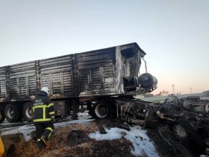 Kilis’te Tır İş Makinesine Çarptı: 1 Yaralı