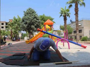 Toroslar’da Park Ve Yeşil Alanlara Yaz Bakımı