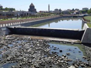 Kars Çayı’nın Temizliği Sürüyor