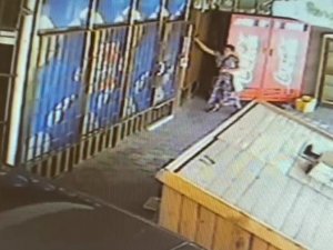 Dolmuştan İnen Kadının Yaptığı Hırsızlık Güvenlik Kamerasına Yansıdı