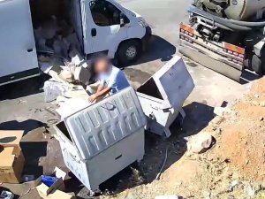 Önce Attı, Kameraya Yakalanınca Geri Topladı