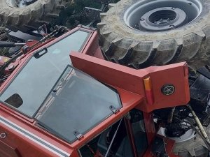 Traktör Şarampolde Devrildi, Sürücüsü Atlayarak Kurtuldu
