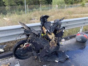 Beykoz’da Emniyet Şeridindeki Minibüse Çarpan Motosiklet Patladı: 1 Yaralı
