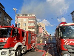 Sultanbeyli’de 5 Katlı Binanın Çatısı Alev Alev Yandı
