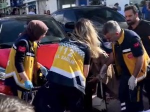 Sultanbeyli’de Otomobil Yolda Yürüyen 2 Kişiye Çarptı