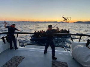 İ̇zmir Açıklarında 44 Göçmen Kurtarıldı, 67 Göçmen Yakalandı