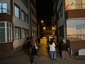 Düzce’de Deprem Nedeniyle Vatandaşlar Sokağa Döküldü