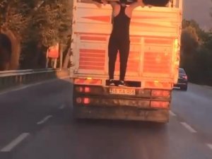 Kamyon Kasasının Kapağına Tutunarak Gitti, Görenlerin Yüreği Ağzına Geldi