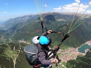 Arap Turistlerin Uzungöl’de Yamaç Paraşütü Keyfi