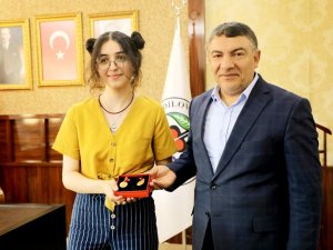 Yks Birincisine Başkan Şayir’den Tam Altın Ve Burs Hediyesi