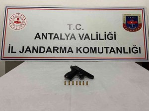 Antalya’da Şüpheli Şahsın Aracında Tabanca Ele Geçirildi