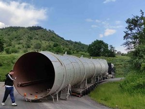 Posof’ta Virajı Dönemeyen Tır Trafiği Felç Etti