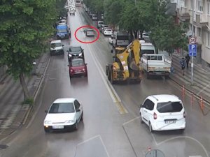 Otomobilin Yayaya Çarptığı Anlar Kameraya Yansıdı