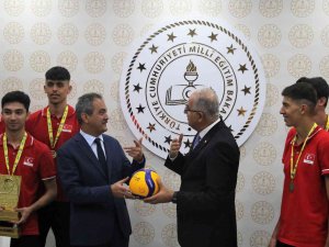 Bakan Özer Namağlup Dünya Şampiyonu Olan Gençlerle Bir Araya Geldi