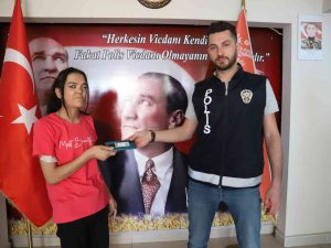 Araçta Engelli Vatandaşın Telefonunu Elinden Çalan Hırsız, Polis Ekipleri Tarafından Yakalandı