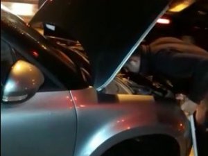 Aracın Motor Kısmında Sıkışan Kediyi İtfaiye Ekipleri Kurtardı