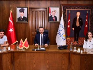 Vali Aksoy, Başarılı Öğrencileri Ağırladı