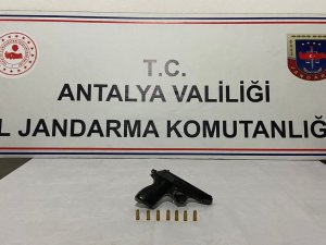Durdurulan Araçta Ruhsatsız Tabanca Ele Geçirildi