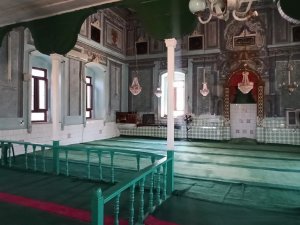 Burhaniye’deki Cami Görenleri Hayran Bırakıyor