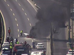 Üsküdar’da 15 Temmuz Şehitler Köprüsü Girişinde Bir Motosiklette Yangın Çıktı. Yol Ortasında Yanan Motosiklete İtfaiye Ekipleri Tarafından Müdahale Ediliyor.